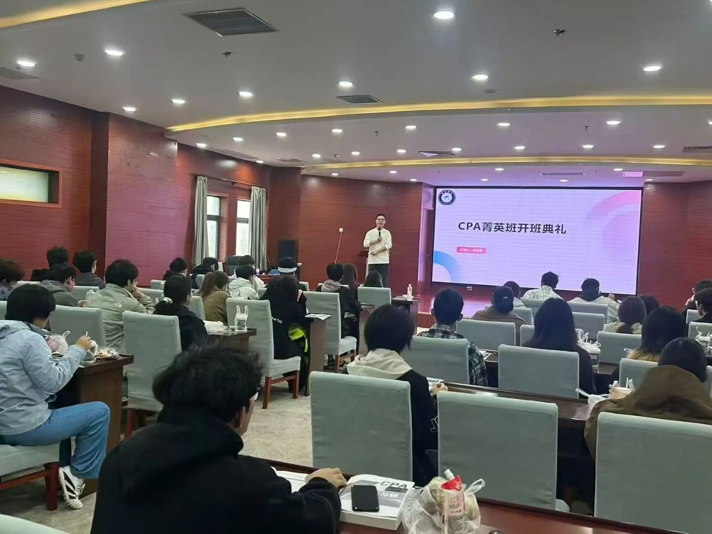 财鑫教育淮安教学点CPA精英班奖学金颁奖仪式暨开班典礼上周举行